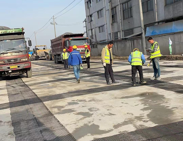 户县老材料的新故事：玻璃纤维土工格栅如何在‘白改黑’浪潮中重获新生？
